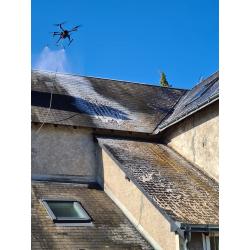 Démoussage de toitures par drone